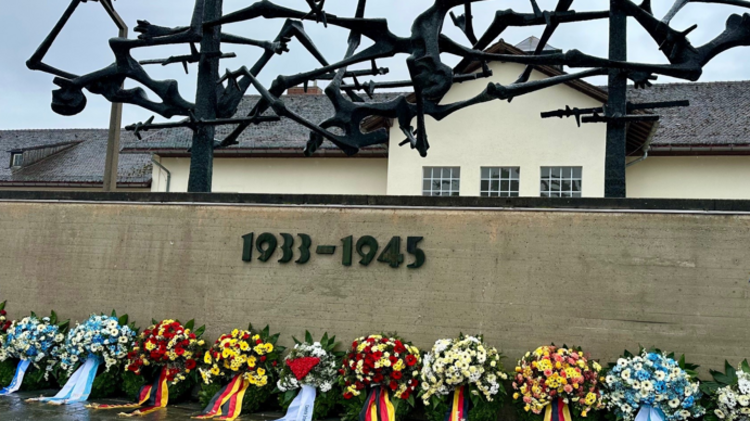 Kränze vor einem Denkmal mit der Inschrift 1933 - 1945: Gedenkakt anlässlich der Befreiung des Konzentrationslagers Dachau. Der Einladung des Präsidenten des Comité International de Dachau (CID), des Direktors der Stiftung Bayerische Gedenkstätten und der Leiterin der KZ-Gedenkstätte Dachau folgten die beiden Vorstandsmitglieder des Landesverbandes, Oberstleutnant a.D. Heinrich Stadelmaier (Beauftragter Bundeswehr/Reservisten/Traditionsverbände) und Florian Völler (Landesschriftführer). Sie legten gemeinsam den Kranz des Volksbundes nieder.  